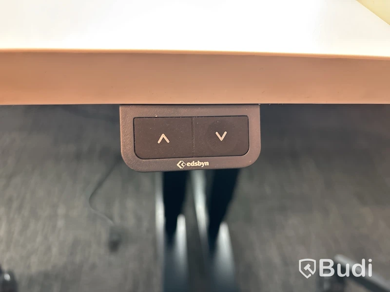 2 st. Höj- och sänkbara skrivbord Edsbyn och 2 st. kontorsstolar