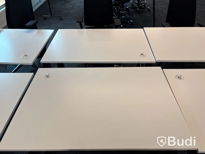 8 st. Höj- och sänkbara skrivbord Edsbyn och 8 st. Kontorsstolar