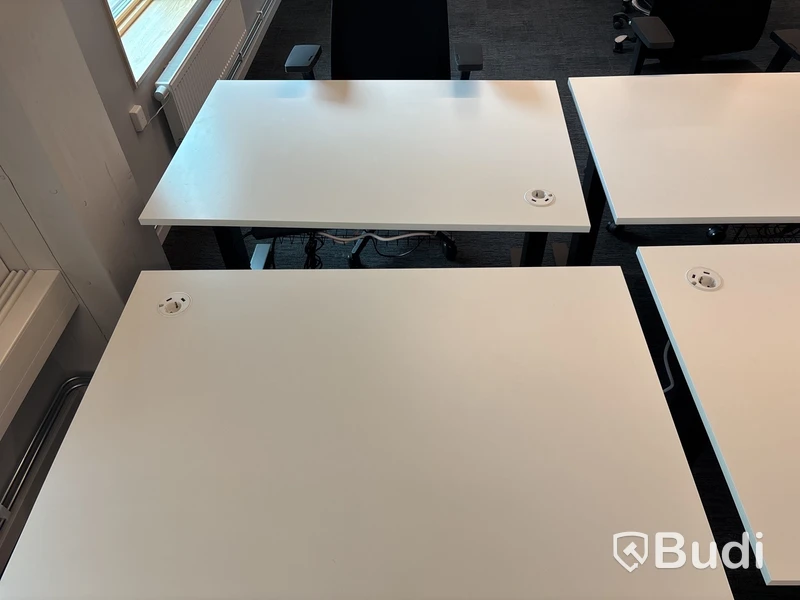 8 st. Höj- och sänkbara skrivbord Edsbyn och 8 st. Kontorsstolar