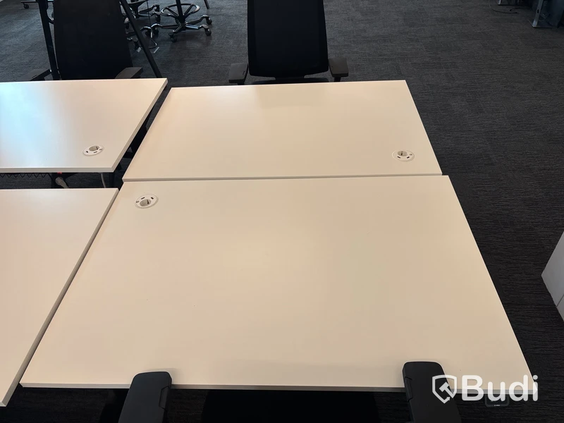 8 st. Höj- och sänkbara skrivbord Edsbyn och 8 st. Kontorsstolar