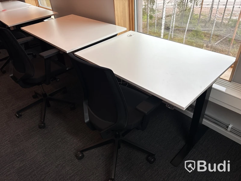 2 st. Höj- och sänkbara skrivbord Edsbyn och 2 st. kontorsstolar