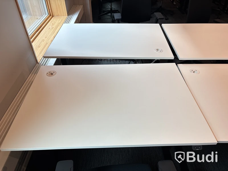 8 st. Höj- och sänkbara skrivbord Edsbyn och 8 st. Kontorsstolar