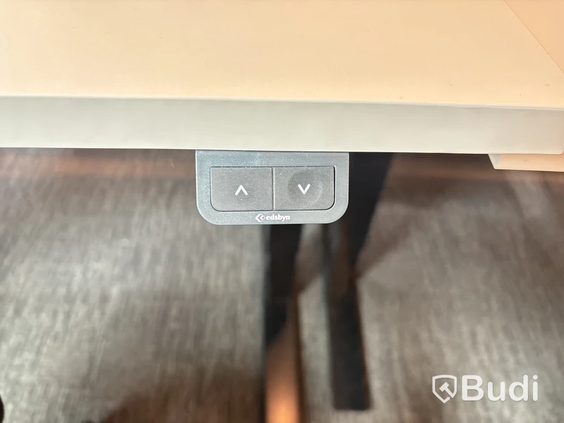 8 st. Höj- och sänkbara skrivbord Edsbyn och 8 st. Kontorsstolar