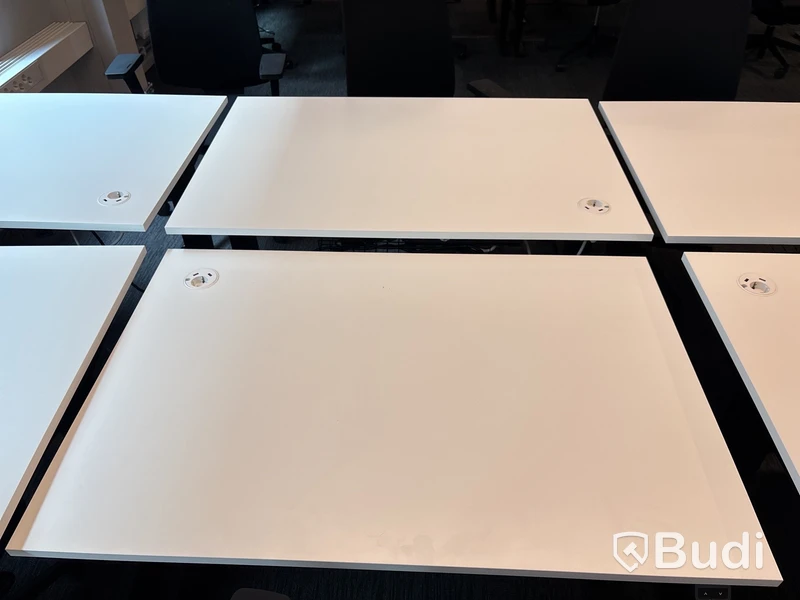 8 st. Höj- och sänkbara skrivbord Edsbyn och 8 st. Kontorsstolar