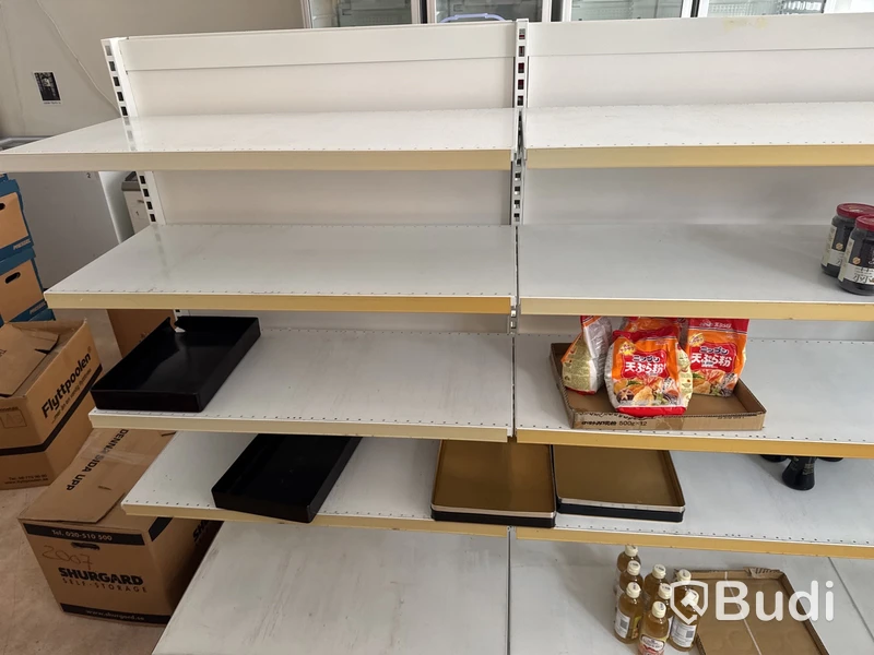 Parti med butikskonsoler och inventarier