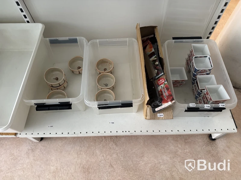 Parti med butikskonsoler och inventarier
