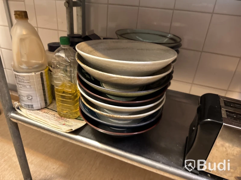Parti med porslin och skålar