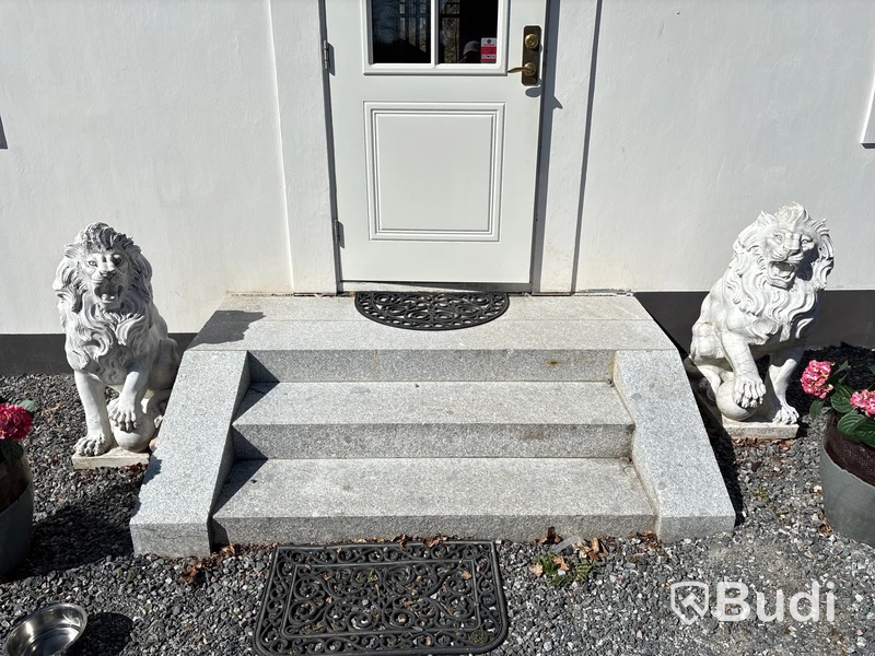 2 st. Lejonstatyer i marmor, vita