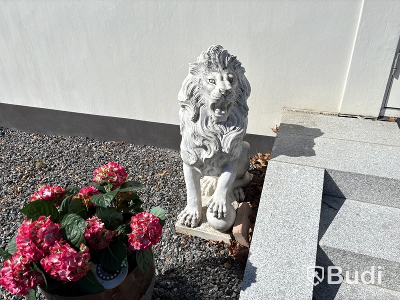 2 st. Lejonstatyer i marmor, vita