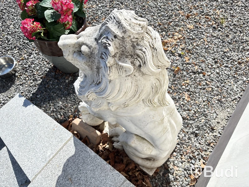 2 st. Lejonstatyer i marmor, vita
