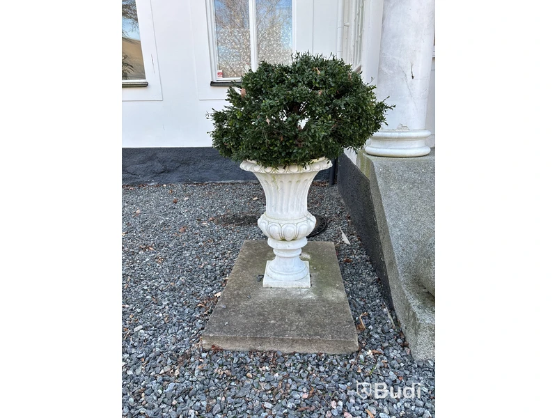 2 st. Blomkrukor i marmor, vita, inkl. konstväxt