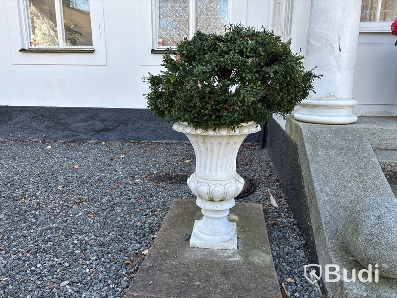 2 st. Blomkrukor i marmor, vita, inkl. konstväxt