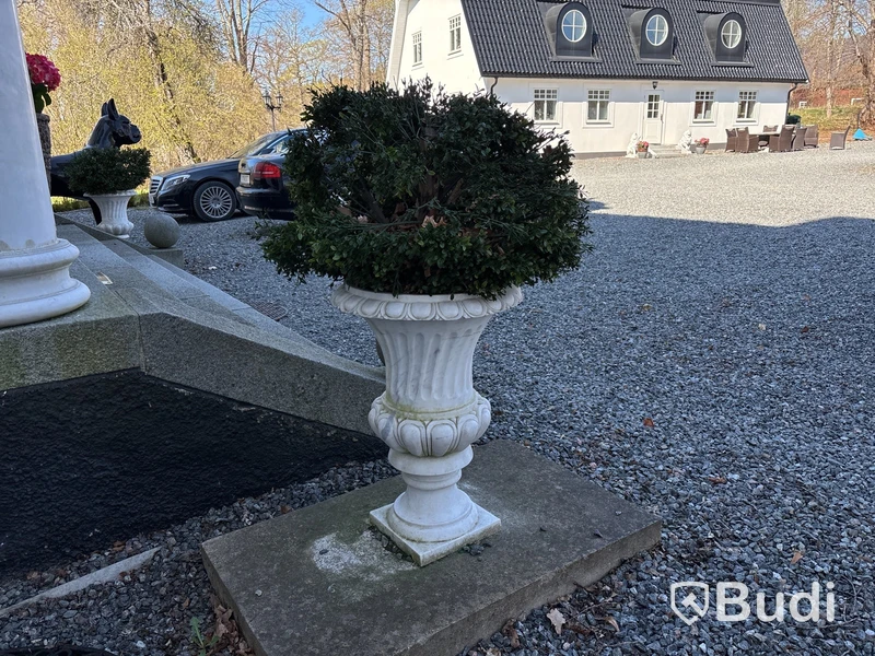 2 st. Blomkrukor i marmor, vita, inkl. konstväxt