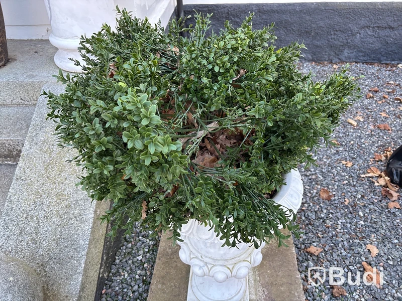 2 st. Blomkrukor i marmor, vita, inkl. konstväxt
