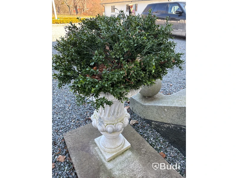2 st. Blomkrukor i marmor, vita, inkl. konstväxt
