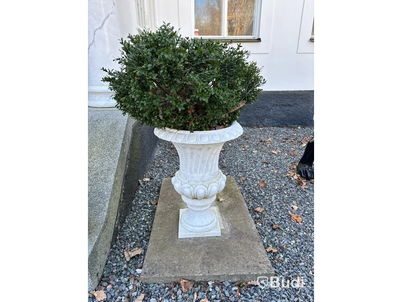 2 st. Blomkrukor i marmor, vita, inkl. konstväxt