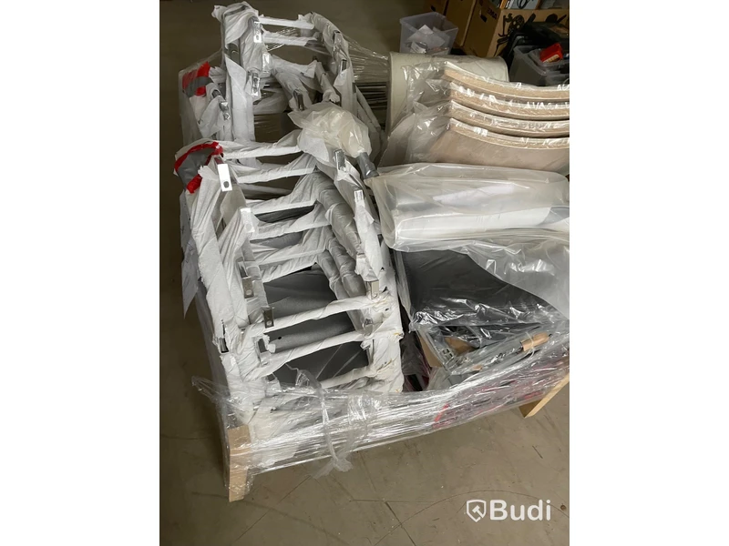 Ca 60 st stolar, omonterade