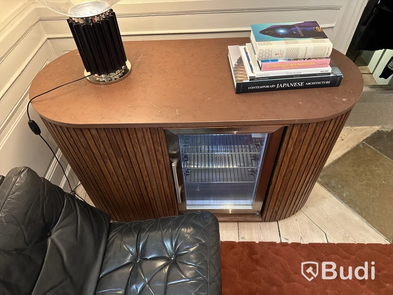 Sideboard med inbyggd kyl och toppskiva i sten