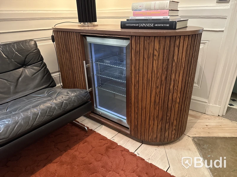 Sideboard med inbyggd kyl och toppskiva i sten