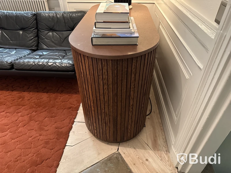 Sideboard med inbyggd kyl och toppskiva i sten