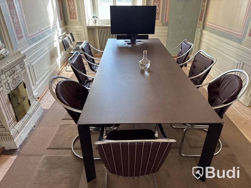 Konferensbord med 7 st. stolar