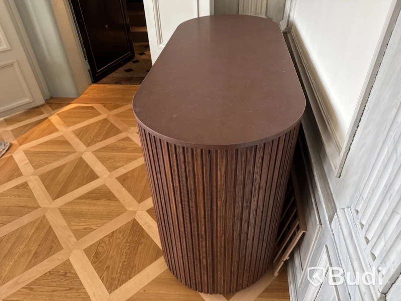 Sideboard med inbyggd vinkyl och toppskiva i sten