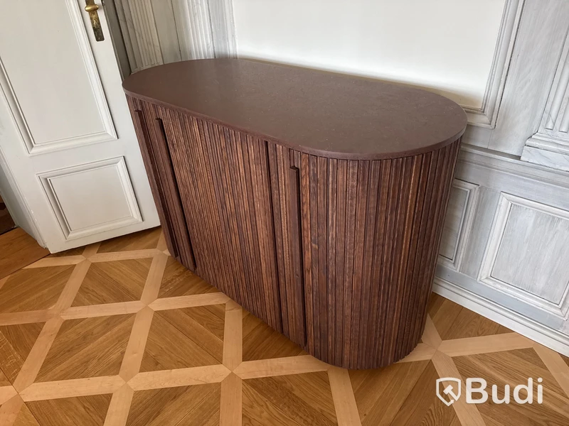 Sideboard med inbyggd vinkyl och toppskiva i sten