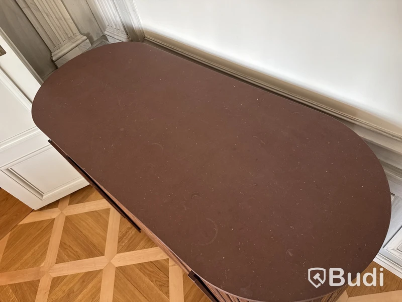 Sideboard med inbyggd vinkyl och toppskiva i sten