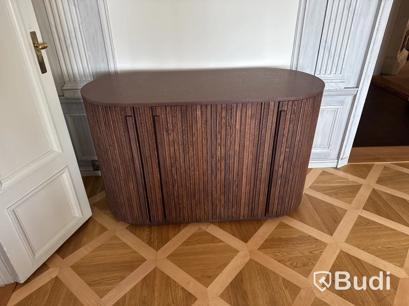 Sideboard med inbyggd vinkyl och toppskiva i sten