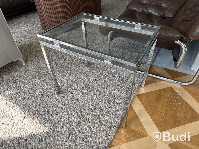 Sidobord i glas