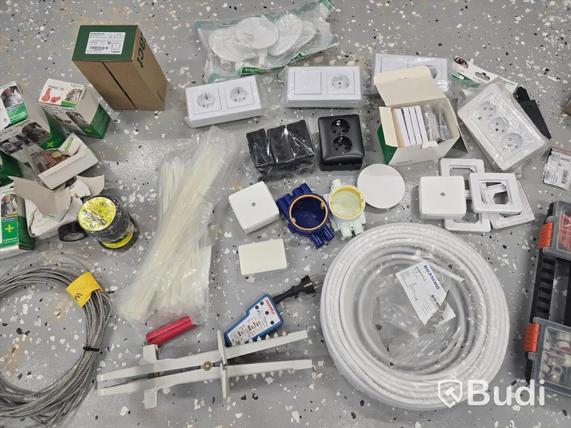 Parti med elinstallationsmaterial och verktyg.