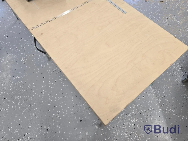Tapetmaskin och tapetbord.