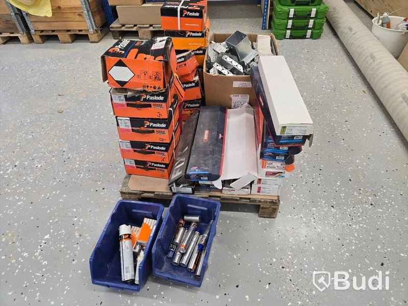Parti med pistolspik, bandad skruv och byggbeslag.