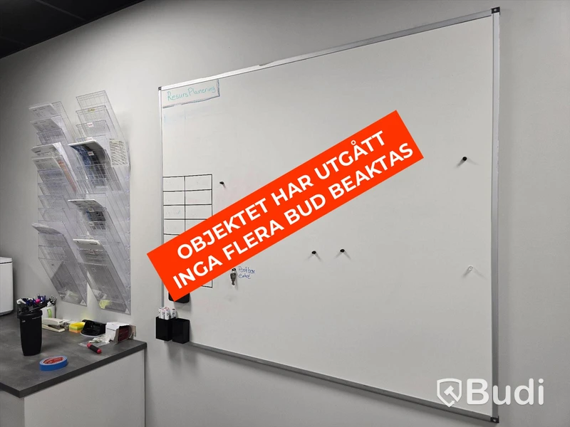 Whiteboardtavla och dokumentfack.