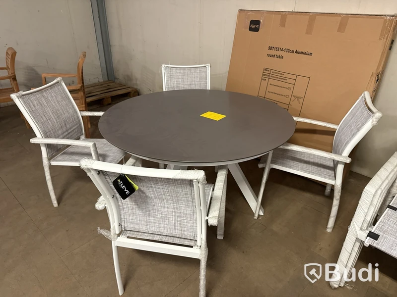 Demoex. Trädgårds grupp 4 stolar 1 runt bord