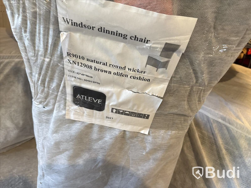 Nytt! Trädgårdsgrupp Runt bord med glasskiva, 5 stolar i konstrotting och dynor