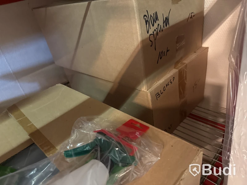 Nytt, 1 parti med Krukor, växthus, kartonger med blom sprutor