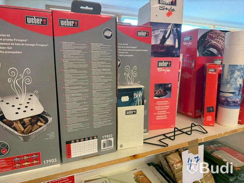 1 butikshylla med Weber tillbehör