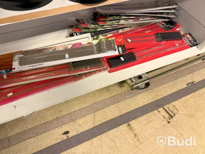 1 butikshylla med Weber tillbehör
