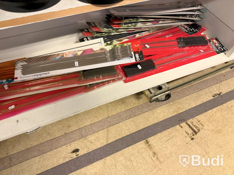 1 butikshylla med Weber tillbehör
