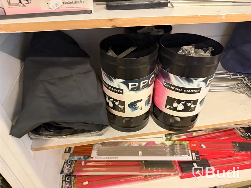 1 butikshylla med Weber tillbehör
