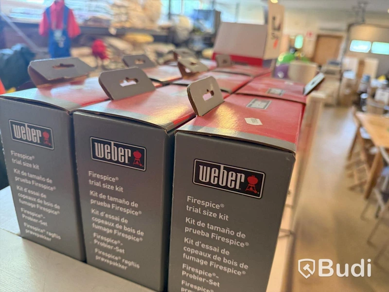 1 butikshylla med Weber tillbehör