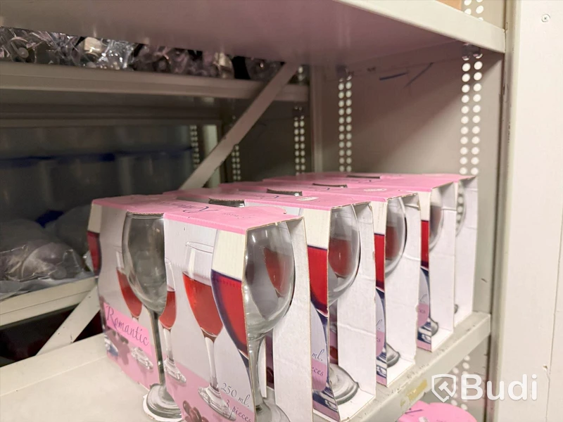 Nytt parti med vasaar, glas, pumpar, engångsglas och klädnypor