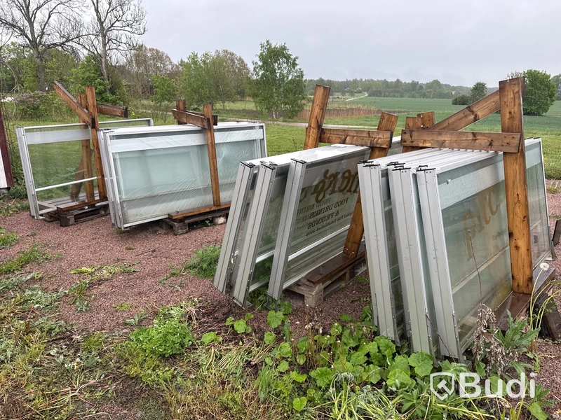 Uteservering med höj/sänkbara glas.