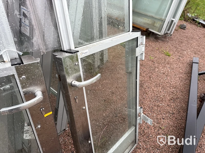 Uteservering med höj/sänkbara glas.