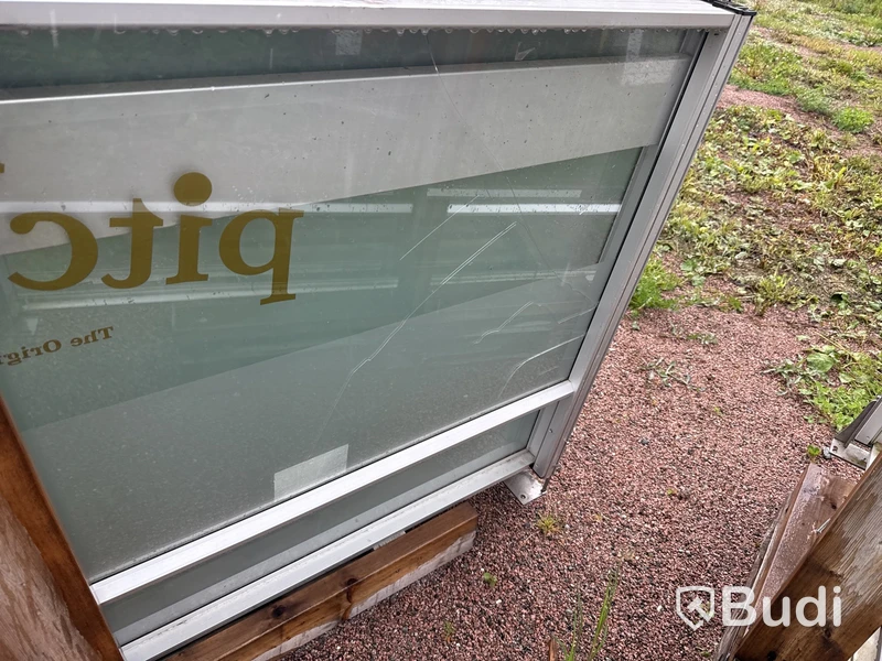 Uteservering med höj/sänkbara glas.