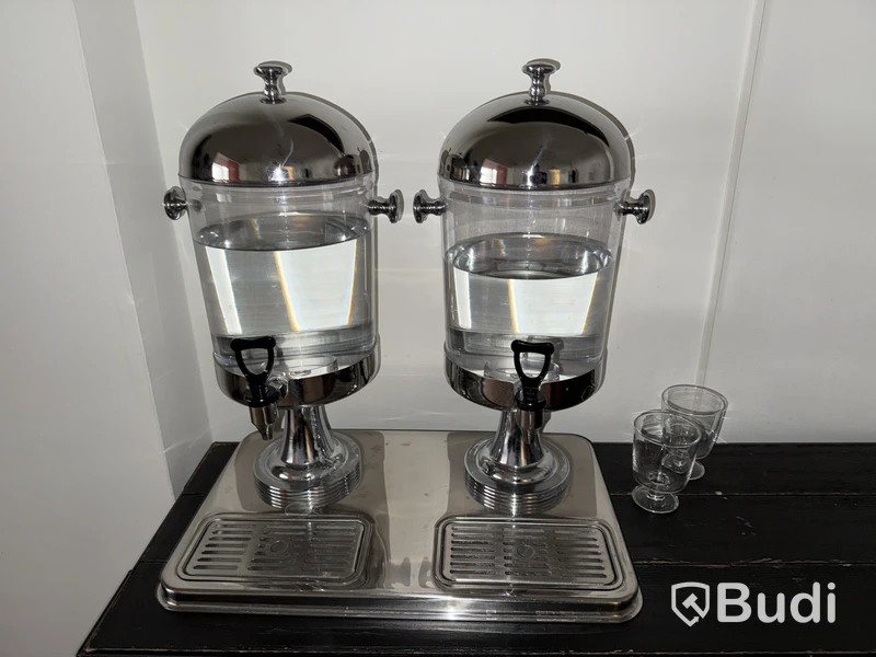 Byrå & vattendispenser