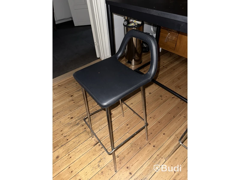 2 st bord, 7 stolar & skåp