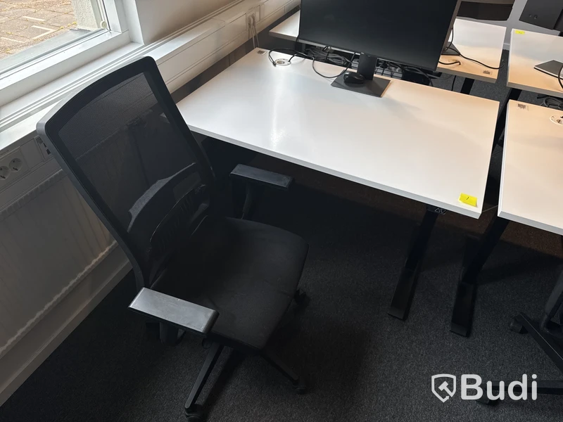 2 st. Höj- och sänkbara skrivbord, 2 st. Kontorsstolar och 2 st. Datorskärmar