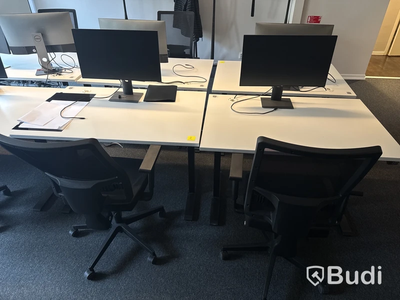 2 st. Höj- och sänkbara skrivbord, 2 st. Kontorsstolar och 2 st. Datorskärmar